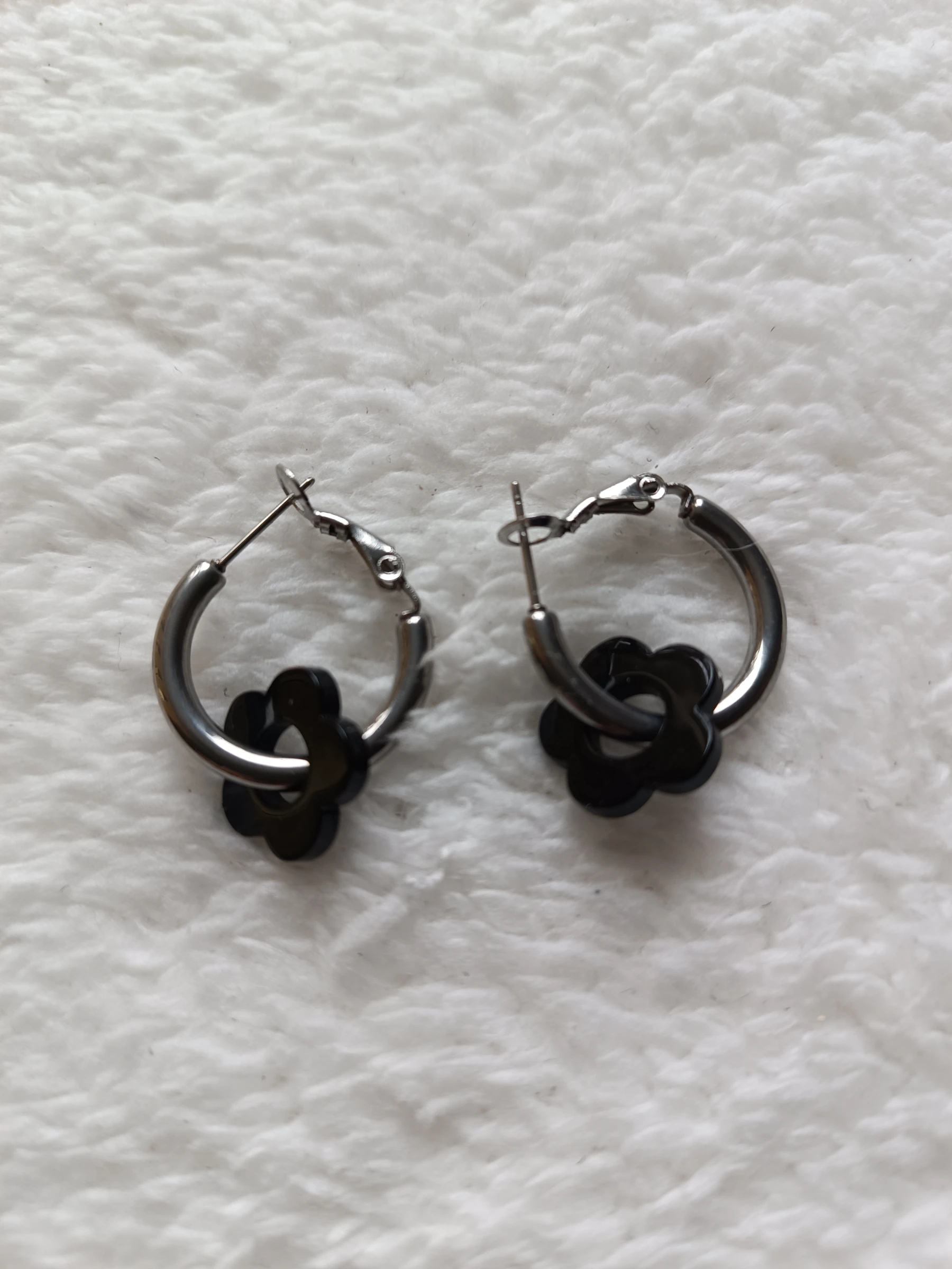 Créoles avec fleurs noires